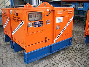 Oranger Stromerzeuger mit blauem Standfuß